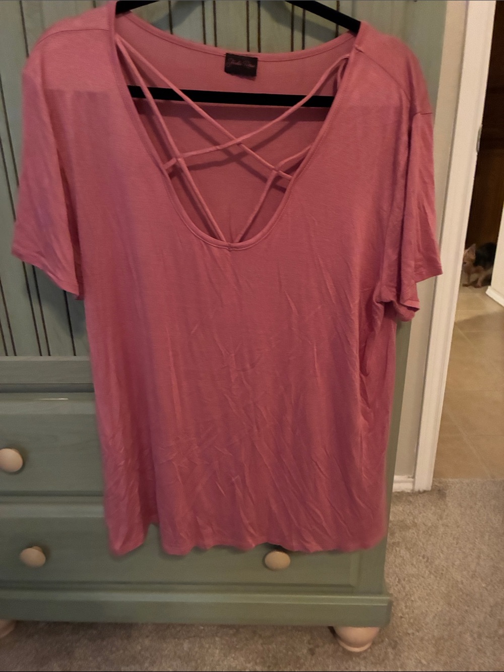 Crisscross V-Neck Short Sleeve Tee in Dusty Rose